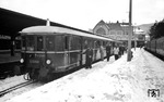 Der Sonderzug "Harzer Roller" von Hamburg nach Altenau (Harz) beim Zwischenhalt in Bad Harzburg. (02.1951) <i>Foto: Walter Hollnagel</i>
