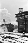03 013 verlässt den winterlichen Bahnhof Hamburg-Altona. (12.1958) <i>Foto: Walter Hollnagel</i>