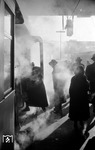 Meisterlich eingefangene Szene am "Kopenhagen-Expresszug" im Hamburger Hauptbahnhof. (02.1955) <i>Foto: Walter Hollnagel</i>