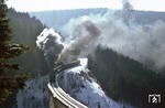 Oberhalb von Lauscha räuchert 95 0016 mit P 18004 nach Saalfeld durch den Thüringer Wald.  (28.02.1979) <i>Foto: Wolfgang Bügel</i>