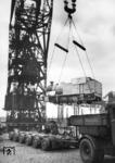 Eine unbekannte Lok wird im Hamburger Hafen nach Übersee verschifft. (1955) <i>Foto: Walter Hollnagel</i>