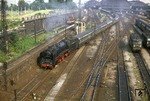 01 2057 verlässt den Dresdner Hauptbahnhof mit einem Schnellzug nach Berlin. (01.07.1973) <i>Foto: Will A. Reed</i>