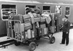 Eine umfangreiche Kofferverladung an einem Reisebürosonderzug in Hamburg-Altona. (1961) <i>Foto: Walter Hollnagel</i>