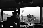 Blick aus einem VT 95 auf einen entgegen kommenden Güterzug mit 50 1748 vom Bw Hamburg-Rothenburgsort und einer weiteren Schwesterlok. (23.05.1961) <i>Foto: Walter Hollnagel</i>