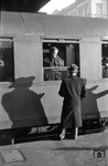 Einer der vielen vom Hamburger Direktionsfotografen eingefangenen Abschiedszenen, diesmal im Hamburger Hauptbahnhof. (1955) <i>Foto: Walter Hollnagel</i>