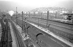 Blick aus dem Stellwerk 3 auf eine Rangierfahrt, die vom Hauptbahnhof in die Abstellgruppe zurückgedrückt wird. (06.1962) <i>Foto: Walter Hollnagel</i>
