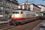 Vor dem Gebäude der ehemaligen Bundesbahndirektion steht 103 112 mit einem IC in Richtung Köln im Bahnhof Wuppertal-Elberfeld (heute Wuppertal Hbf). (07.04.1988) <i>Foto: Will A. Reed</i>