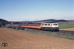 111 017 vor einem EC aus österreichischem Wagenmaterial bei Parsberg (zwischen Neumarkt und Regensburg). (05.1984) <i>Foto: Will A. Reed</i>