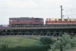 DR 120 283 und 118 149 überqueren die Elbbrücke bei Dresden-Neustadt. (09.1973) <i>Foto: Will A. Reed</i>