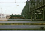 Vor der imposanten Halle des Leipziger Hauptbahnhofs rollt die 1959 in Dienst gestellte 35 1075 (23 1075) des Bw Falkenberg an den P 507, der um 17.29 Uhr den Bahnhof verlassen wird. (07.1970) <i>Foto: Will A. Reed</i>