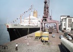 Die frisch umgebaute "Bremen" an der Columbuskaje in Bremerhaven vor ihrer Jungfernfahrt nach New York. Die fünfte Auflage des legendären Namens "Bremen" entstand aus einem französischen Truppentransporter auf der Bremer Vulcan-Werft. (09.07.1959) <i>Foto: Walter Hollnagel</i>
