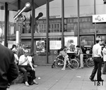 Fotoausstellung im Bochumer Hauptbahnhof. (05.06.1971) <i>Foto: Johannes Glöckner</i>