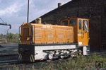 Die Lok (LKM 250027) wurde ursprünglich 1957 an das VEB Kieswerk Ottendorf-Okrilla [Spurweite: 600 mm] geliefert. Mit Umbeheimatung an die Zuckerfabrik Döbeln im Jahre 1962 wurde sie auf 750 mm Spurweite umgebaut. Nach dem Einsatz bei der VEB Gisag, Schmiedeberg II wurde sie 1987 an die Deutsche Reichsbahn vermietet und war als "199 008-4" u.a. beim Streckenabbau Wolkenstein - Jöhstadt tätig. Am 01.01.1992 wurde sie in "399 702-0" umgezeichnet und am 20.12.1993 offiziell ausgemustert. Danach kam sie zum Förderverein "Wilder Robert". (18.10.1994) <i>Foto: Will A. Reed</i>
