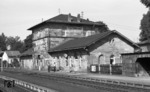 Am oberen Ende der bekannten "Schiefen Ebene" liegt der Bahnhof Marktschorgast mit seinem Empfangsgebäude aus dem Jahr 1848. (28.07.1970) <i>Foto: Burkhard Wollny</i>