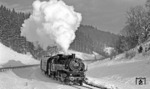 Bei schönstem Winterwetter ist 86 346 der Ulmer Eisenbahnfreunde mit einem Sonderzug bei Kleinengstingen unterwegs. (18.12.1976) <i>Foto: Frank Lüdecke</i>