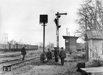 Dem Reichsbahn-Standard entsprechend wird noch im Frühjahr 1943 der Bahnhof Belopolje an der Grenze zwischen Polen und der Ukraine auf deutsche Signaltechnik umgerüstet. Der Aufwand hielt gerade einmal ein Jahr, im Frühjahr wurde die Stadt von der Roten Armee zurückerobert. (1943) <i>Foto: RVM (Steiner)</i>