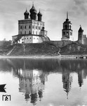 Auch wenn es kein Eisenbahnmotiv ist, den RVM-Fotografen faszinierten auch abseits des offiziellen (Eisenbahn-)Auftrags Gebäude und Landschaften, so wie hier Dreifaltigkeitskathedrale bei Pleskau (Pskow) im Nordwesten Russlands. Die Kirche ist Teil des sog. "Pskower Kreml" aus den Jahren 1682–1699. (1943) <i>Foto: Walter Hollnagel</i>