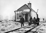 Die unwirtlichen Bedingungen des russischen Winters zeigt dieses Bild aus Bobrinskaja, wo gerade die Bahnmeistertruppe mit einheimischen Hilfskräften und einer selbstgebauten Draisine das Fahrdienstleiter-Stellwerk auf dem Weg zu einer Baustelle passiert. (1943) <i>Foto: RVM (Bandelow)</i>