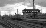 118 006 unterwegs als Rangierfahrt am Reiterstellwerk 2 in Stuttgart Hbf. (27.06.1970) <i>Foto: Burkhard Wollny</i>