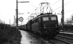 110 233 und eine unerkannt gebliebene 144 im strömenden Regen am Haltepunkt Rommelshausen nahe Waiblingen. (23.01.1971) <i>Foto: Burkhard Wollny</i>