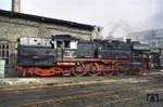 65 1049 wurde 1956 vom VEB Lokomotivbau "Karl Marx" in Babelsberg unter der Fabriknummer 121 049 hergestellt. Ihr offizielles Dienstende ereilte sie beim Bw Saalfeld, wo sie vom 22.11.1977 bis 09.12.1979 stationiert war. Nachdem die z-gestellte Lok zwischen Saalfeld und Güsten buchmäßig hin und her geschoben wurde, erhielt sie vom 13.11.1981 bis 18.01.1982 im RAW Meiningen eine L7-Hauptuntersuchung und wurde als Traditionslokomotive der Deutschen Reichsbahn zu neuem Leben erweckt. Als solche präsentiert sie sich hier im Bw Halle-P. (04.1996) <i>Foto: Will A. Reed</i>