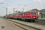 Die vom Steuerwagen aus geführte ET32-Einheit (832 621 mit 432 421 und 432 121) verlässt den Bahnhof Erlangen. (05.1984) <i>Foto: Will A. Reed</i>
