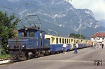 Zur Betriebseröffnung der bayerischen Zugspitzbahn wurden 1930 von der AEG zwölf Lokomotiven geliefert. Darunter vier Tallokomotiven für den Adhäsionsabschnitt mit den Betriebsnummern 1 bis 4, sowie acht Berglokomotiven für den Zahnstangenabschnitt mit den Betriebsnummern 11 bis 18. Die zweiachsigen Tallokomotiven - hier Lok 1 im Bahnhof Garmisch - mit der Achsfolge Bo und ihrer Leistung von 2 x 112 kW erreichen maximal 50 km/h. Mit den lokbespannten Zügen konnten die Fahrgäste die gesamte Strecke ohne Umstieg zurücklegen. Eine Tallok brachte bis zu sechs Personenwagen nach Grainau, dort übernahmen die Bergloks die Beförderung. Unterhalb Eibsee durfte eine Berglok drei, oberhalb Eibsee zwei Personenwagen mitführen. (09.1971) <i>Foto: Will A. Reed</i>