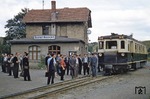 Ausflug britischer Eisenbahnfreunde der "Railway Correspondence and Travel Society" (RCTS) mit dem VT 51 der Brohltalbahn im Bahnhof Kempenich. (06.09.1959) <i>Foto: Will A. Reed</i>