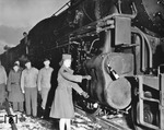 Loktaufe von zarter Frauenhand im 728th Railway Operating Batallion im französischen Cherbourg. (12.1944) <i>Foto: Pressefoto ACME</i>