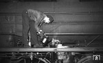 Pflege der Luftpumpe an einer 03 im Bw Hamburg-Altona. (1957) <i>Foto: Walter Hollnagel</i>