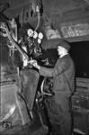 Auf dem Führerstand einer 03: Vorbereitung zur Abfahrt aus dem Lokschuppen im Bw Hamburg-Altona. (1957) <i>Foto: Walter Hollnagel</i>