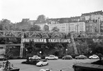 Schwebebahn nahe der Schwebestation Kluse (Schauspielhaus) in Wuppertal-Elberfeld. Im Hintergrund verläuft die Bergisch-Märkische Eisenbahnstrecke.  (1968) <i>Foto: Ernst Winter</i>