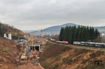 Die Umfahrungsspange des Schwarzkopftunnels zwischen Laufach und Heigenbrücken bildet die Kernmaßnahme der Ausbaustrecke Hanau–Nantenbach. Die Inbetriebnahme ist für 2017 geplant. An der Baustelle bei Hain begegnen sich die bergfahrende 189 086 mit EZ 51387 (Gremberg Rbf - München Nord) der VIA-Cargo HSL-LOGISTIK 37025 mit einem Autozug. (28.01.2015) <i>Foto: Joachim Bügel</i>