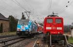 In Laufach überholt die für das "Bahnland Bayern" werbende 146 246 am RE 4609 nach Würzburg die auf den nächsten Schiebeeinsatz wartende 151 043. (26.01.2015) <i>Foto: Joachim Bügel</i>