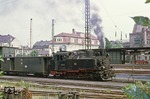 In Freital-Potschappel wartet 99 1696 mit ihrem Zug auf die Fahrgäste der dahinter verlaufenden Hauptstrecke Dresden - Werdau. (07.1970) <i>Foto: Will A. Reed</i>