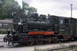Lok 51 der Rügenschen Kleinbahn (urspr. Lenz-Typ M, Vulcanwerke Stettin, Baujahr 1913) wurde 1927 auf Heißdampf umgebaut und erhielt die neue Typenbezeichnung 51 Mh. Nach der Übernahme der RüKB durch die Deutsche Reichsbahn am 1. April 1949 wurde sie zur 99 4631, die der Fotograf im Sommer 1975 in Putbus antraf. (07.1975) <i>Foto: Will A. Reed</i>