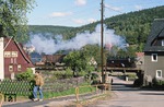 099 723 (ex DR 99 1734) fährt mit einem Güterzug durch Schmiedeberg auf dem Weg nach Kurort Kipsberg. (19.10.1994) <i>Foto: Will A. Reed</i>