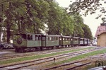 Die Chiemsee-Bahn ist eine 1,91 Kilometer lange Schmalspurbahn in Bayern. Sie verbindet seit 1887 den Bahnhof von Prien am Chiemsee mit dem Ortsteil Prien-Stock, an der dortigen Anlegestelle besteht direkter Übergang zur Chiemsee-Schifffahrt. Als Zuglok kommt auch heute noch die 1887 von der Lokomotivenfabrik Krauss, München + Linz gebaute Tramway- bzw. Kastenlokomotive mit der Fabrikationsnummer 1813 zum Einsatz. (07.1969) <i>Foto: Will A. Reed</i>