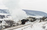 044 050 (44 1050 vom Bw Hamm) hat bei winterlichen Verhältnissen fast den Bahnhof Altenbeken erreicht. (28.03.1970) <i>Foto: Kurt Reimelt</i>