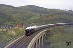 Eine weitere Abschiedsfahrt führte vom Ruhrgebiet ins Sauerland. 044 434 mit Sonderzug E 28162 auf dem Ruhrviadukt in Arnsberg. (08.05.1977) <i>Foto: Wolfgang Bügel</i>