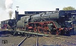 Die kalte 01 008 macht sich für die Rückfahrt ins Eisenbahnmuseum Bochum-Dahlhausen bereit. Unter Dampf besuchte sie letztmalig am 07. Dezember 1973 das Bw Gelsenkirchen-Bismarck (vgl. Bild-Nrn. 20116, 20117). (23.05.1977) <i>Foto: Wolfgang Bügel</i>