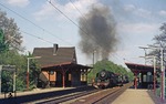 044 508 mit 55 3345 + 132 027 + 89 7159 + 66 002 + 90 009 + 01 008 und Walsum 5 mit dem schönen Bahnhofsensemble von Wattenscheid-Höntrop, dessen hölzerne Bahnsteigüberdachungen auch bereits Geschichte sind. (23.05.1977) <i>Foto: Wolfgang Bügel</i>