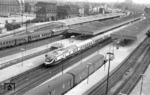 Blick aus der Bundesbahndirektion Münster auf den im Hauptbahnhof ausfahrenden TEE 155 "Parsifal". (1960) <i>Foto: Quebe</i>