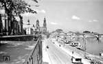 Blick auf die Brühlsche Terrasse mit Kunstakademie, Sekundogenitur, Ständehaus, Hofkirche, Semperoper und Augustusbrücke im 5. Kriegsjahr. (1944) <i>Foto: Walter Hollnagel</i>