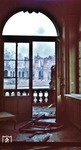 Blick aus dem Mathematisch-Pysikalischen Salon auf den Innenhof mit den noch rauchenden Trümmer des Dresdner Zwingers, der in den alliierten Angriffen des 13. und 15. Februar 1945 unterging. (02.1945) <i>Foto: Walter Hollnagel</i>