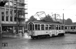 Triebwagen 1140 der Köln Verkehrsbetriebe (KVB) auf der Linie "P" aus Zündorf am "Angora- und Kamelhaarhaus Oswald Salzmann", einbiegend von der Pipinstr. zur Endhaltestelle Neumarkt (Nordseite/Vorortbahnen) in Köln. (1955) <i>Foto: Robin Fell</i>