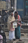 Ob es zweckmäßig ist, sich in eine Zeitung vertieft, mitten in die Gleise zu stellen, lassen wir mal dahingestellt sein. In Bangladesh (Tongi, bei Dhaka) scheint es normal zu sein. (09.01.2015) <i>Foto: Johannes Glöckner</i>