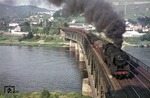 Mit einem Kohlezug räuchert die Ehranger Schürzenlok 044 014 über die Moselbrücke in Bullay. (23.07.1969) <i>Foto: Robin Fell</i>