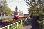 ET 54 der Köln-Bonner-Eisenbahn (KBE) am Rheinufer vor der Kirche Groß St. Martin. (21.05.1977) <i>Foto: Robin Fell</i>