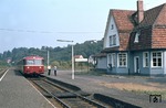 Eine 795-Garnitur auf der Solmsbachtalbahn von Wetzlar nach Grävenwiesbach im Bahnhof Kraftsolms. (08.1975) <i>Foto: Dieter Junker</i>
